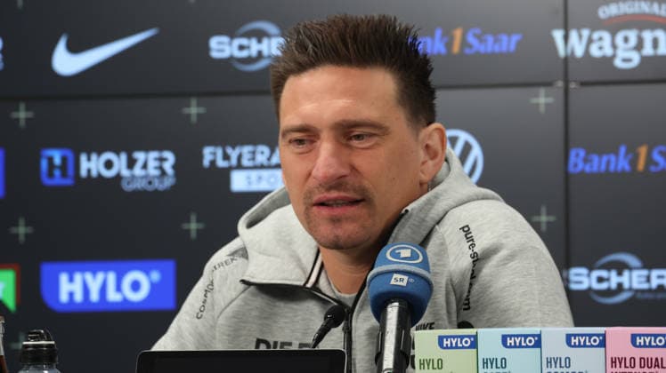08.10.2026, xrekx, Fussball 1.Bundesliga , SV Elversberg - Pressekonferenz mit Vincent Wagner v.l. Vincent Wagner Trainer (SV 07 Elversberg) Elversberg