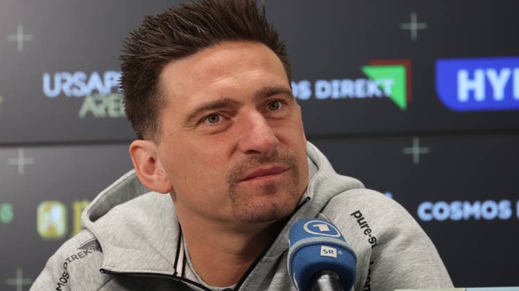 08.10.2026, xrekx, Fussball 1.Bundesliga , SV Elversberg - Pressekonferenz mit Vincent Wagner v.l. Vincent Wagner Trainer (SV 07 Elversberg) Elversberg