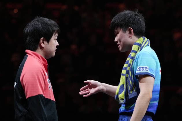 (261008) -- BEIJING, Oct. 8, 2026 -- Harimoto Tomokazu (R) of Japan talks with his coach during the men s singles round of 16 match between Zhou Qihao of China and Harimoto Tomokazu of Japan at 2026 World Table tennis, Tischtennis (WTT) China Smash in Beijing, China, Oct. 8, 2026. ) (SP)CHINA-BEIJING-TABLE TENNIS-WTT-CHINA SMASH-MEN S SINGLES (CN) JuxHuanzong 