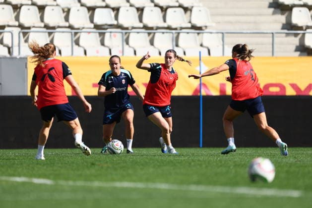 The women s national soccer team is preparing for the World Cup qualifier in Bucharest, Romania, October 8, 2026. Guro Reiten and Elisabeth Terland during a training session at Stadionul Arcul de Triumf, for the World Cup qualifying match against Romania. Photo: Nikola Krstic, NTB Romania, Bucharest. EDITORIAL USE ONLY. RESTRICTED USE FOR BETTING COMPANIES Copyright: xNikolaxKrsticx xNTBx