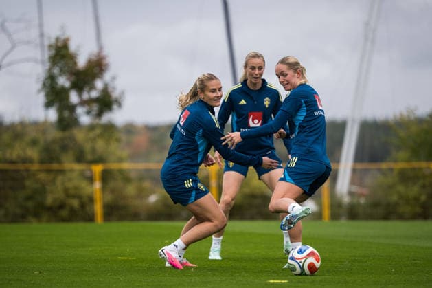 261008 Amanda NildÃ n, Amanda Ilestedt and Hanna Lundkvist of the Swedish women s national football team during a training session on October 8, 2026 in Stockholm. Photo: Johanna Säll BILDBYRAN kod JL JL0637 fotboll football soccer fotball vm-kval kval fifa womens world cup qualifier qualifier träning practice training sverige sweden dam bbengfotboll football soccer fotball vm-kval kval fifa womens world cup qualifier qualifier träning practice training sverige sweden dam bbeng Copyright: JOHANNAxSÄLL BB261008BB190
