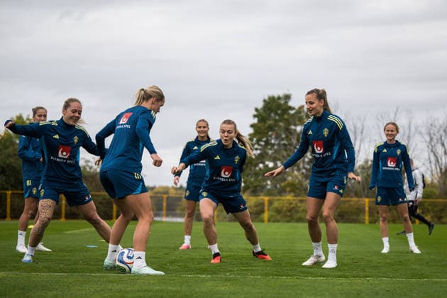 261008 Alice Bergström, Beata Olsson and Nathalie Björn of the Swedish women s national football team during a training session on October 8, 2026 in Stockholm. Photo: Johanna Säll BILDBYRAN kod JL JL0637 fotboll football soccer fotball vm-kval kval fifa womens world cup qualifier qualifier träning practice training sverige sweden dam bbengfotboll football soccer fotball vm-kval kval fifa womens world cup qualifier qualifier träning practice training sverige sweden dam bbeng Copyright: JOHANNAxSÄLL BB261008BB198