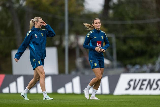 261008 Amanda Ilestedt and Nathalie Björn of the Swedish women s national football team during a training session on October 8, 2026 in Stockholm. Photo: Johanna Säll BILDBYRAN kod JL JL0637 fotboll football soccer fotball vm-kval kval fifa womens world cup qualifier qualifier träning practice training sverige sweden dam bbengfotboll football soccer fotball vm-kval kval fifa womens world cup qualifier qualifier träning practice training sverige sweden dam bbeng Copyright: JOHANNAxSÄLL BB261008BB216