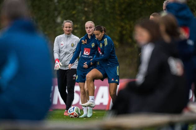 261008 Anna Sandberg and Rosa Kafaji of the Swedish women s national football team during a training session on October 8, 2026 in Stockholm. Photo: Johanna Säll BILDBYRAN kod JL JL0637 fotboll football soccer fotball vm-kval kval fifa womens world cup qualifier qualifier träning practice training sverige sweden dam bbengfotboll football soccer fotball vm-kval kval fifa womens world cup qualifier qualifier träning practice training sverige sweden dam bbeng Copyright: JOHANNAxSÄLL BB261008BB218