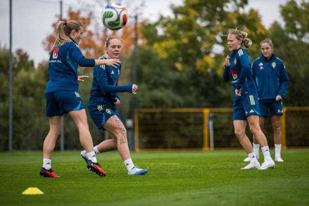 261008 Alice Bergström and Matilda Vinberg of the Swedish women s national football team during a training session on October 8, 2026 in Stockholm. Photo: Johanna Säll BILDBYRAN kod JL JL0637 fotboll football soccer fotball vm-kval kval fifa womens world cup qualifier qualifier träning practice training sverige sweden dam bbengfotboll football soccer fotball vm-kval kval fifa womens world cup qualifier qualifier träning practice training sverige sweden dam bbeng Copyright: JOHANNAxSÄLL BB261008BB222