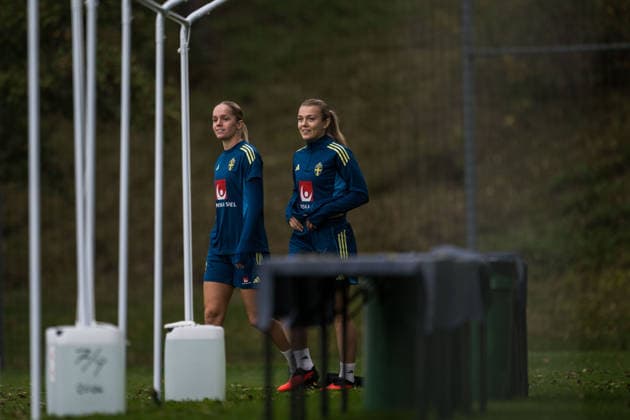 261008 Hanna Lundkvist and Beata Olsson of the Swedish women s national football team during a training session on October 8, 2026 in Stockholm. Photo: Johanna Säll BILDBYRAN kod JL JL0637 fotboll football soccer fotball vm-kval kval fifa womens world cup qualifier qualifier träning practice training sverige sweden dam bbengfotboll football soccer fotball vm-kval kval fifa womens world cup qualifier qualifier träning practice training sverige sweden dam bbeng Copyright: JOHANNAxSÄLL BB261008BB234
