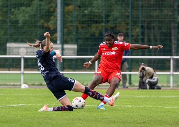 Fußball, Frauen, Testspiel, Saison 2026 2027, 1. FC Union Berlin - 1. FFC Turbine Potsdam, v. l. Merle Kirschstein (Turbine Potsdam), Lea Aseko Nkili (1. FC Union), 08.10.2026, Copyright: xMatthiasxKochx