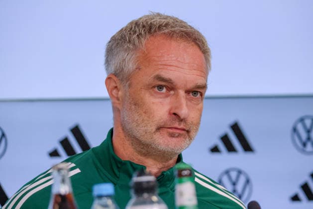 Karlsruhe, Deutschland: 08.10.2026 - Deutsche Fußballnationalmannschaft der Frauen - Abschlusspressekonferenz - Testspiel Deutschland vs. Australien Im Bild: Bundestrainer Christian Wück Wueck (Deutschland) bei der Abschlusspressekonferenz in Karlsruhe Copyright: HMBxMedia MadeleinexFantini