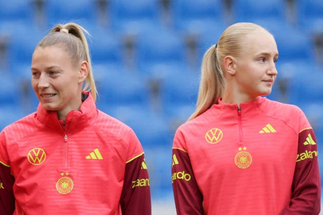 08.10.2026, xgrfx, Fussball DFB Medientermine, Deutsche Frauennationalmannschaft - Pressekonferenz und Abschlusstraining v.l. Sarai Linder, Luzie Zähringer (Deutsche Frauennationalmannschaft) Karlsruhe