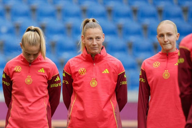 08.10.2026, xgrfx, Fussball DFB Medientermine, Deutsche Frauennationalmannschaft - Pressekonferenz und Abschlusstraining v.l. Janina Minge, Sarai Linder, Luzie Zähringer (Deutsche Frauennationalmannschaft) Karlsruhe