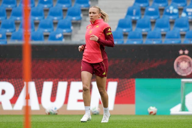 08.10.2026, xgrfx, Fussball DFB Medientermine, Deutsche Frauennationalmannschaft - Pressekonferenz und Abschlusstraining v.l. Elisa Senß (Deutsche Frauennationalmannschaft) Karlsruhe