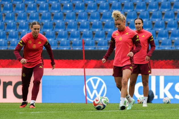 08.10.2026, xgrfx, Fussball DFB Medientermine, Deutsche Frauennationalmannschaft - Pressekonferenz und Abschlusstraining v.l. Klara Bühl, Linda Dallmann (Deutsche Frauennationalmannschaft) Karlsruhe