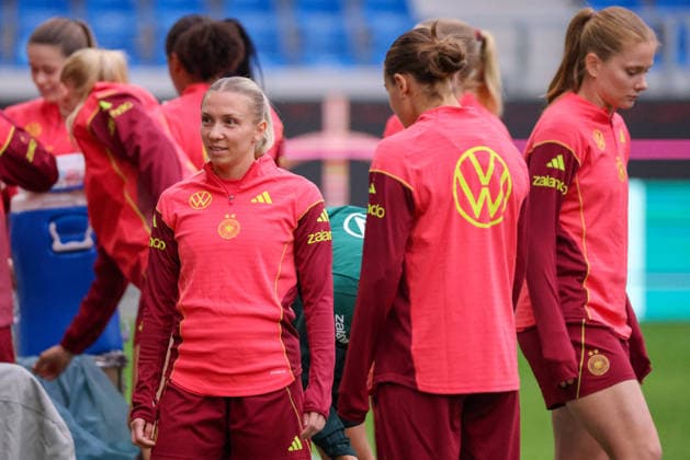 Karlsruhe, Deutschland: 08.10.2026 - Deutsche Fußballnationalmannschaft der Frauen - Abschlusstraining - Testspiel Deutschland vs. Australien Im Bild: v.li. Elisa Senß Senss (Deutschland) Copyright: HMBxMedia MadeleinexFantini