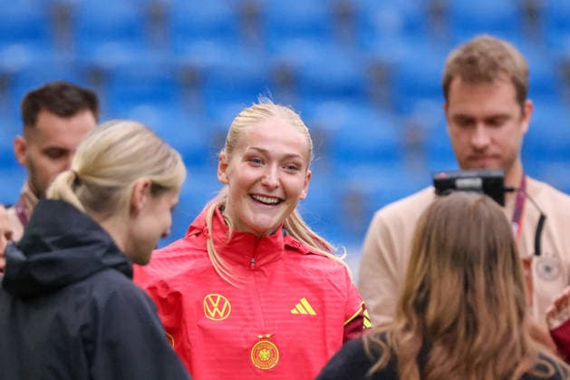 Karlsruhe, Deutschland: 08.10.2026 - Deutsche Fußballnationalmannschaft der Frauen - Abschlusstraining - Testspiel Deutschland vs. Australien Im Bild: Camilla Küver Kuever (Deutschland) wird vom DFB Fan Club der Frauen zur Spielerin des Spiels gewählt Copyright: HMBxMedia MadeleinexFantini