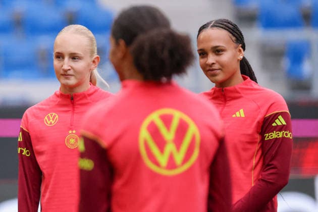 Karlsruhe, Deutschland: 08.10.2026 - Deutsche Fußballnationalmannschaft der Frauen - Abschlusstraining - Testspiel Deutschland vs. Australien Im Bild: v.li. die nachnominierte Luzie Zähringer Zaehringer (Deutschland) und Lisa Baum (Deutschland) Copyright: HMBxMedia MadeleinexFantini