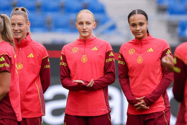 Karlsruhe, Deutschland: 08.10.2026 - Deutsche Fußballnationalmannschaft der Frauen - Abschlusstraining - Testspiel Deutschland vs. Australien Im Bild: v.li. Sarai Linder (Deutschland), die nachnominierte Luzie Zähringer Zaehringer (Deutschland) und Lisa Baum (Deutschland) Copyright: HMBxMedia MadeleinexFantini