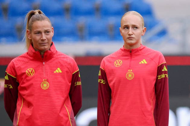 Karlsruhe, Deutschland: 08.10.2026 - Deutsche Fußballnationalmannschaft der Frauen - Abschlusstraining - Testspiel Deutschland vs. Australien Im Bild: v.li. Sarai Linder (Deutschland), die nachnominierte Luzie Zähringer Zaehringer (Deutschland) Copyright: HMBxMedia MadeleinexFantini