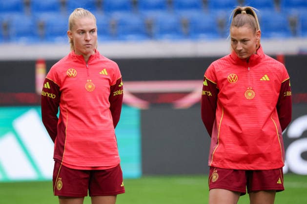 Karlsruhe, Deutschland: 08.10.2026 - Deutsche Fußballnationalmannschaft der Frauen - Abschlusstraining - Testspiel Deutschland vs. Australien Im Bild: v.li. Janina Minge (Deutschland) und Sarai Linder (Deutschland) Copyright: HMBxMedia MadeleinexFantini