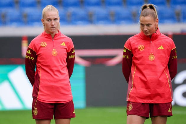 Karlsruhe, Deutschland: 08.10.2026 - Deutsche Fußballnationalmannschaft der Frauen - Abschlusstraining - Testspiel Deutschland vs. Australien Im Bild: v.li. Janina Minge (Deutschland) und Sarai Linder (Deutschland) Copyright: HMBxMedia MadeleinexFantini