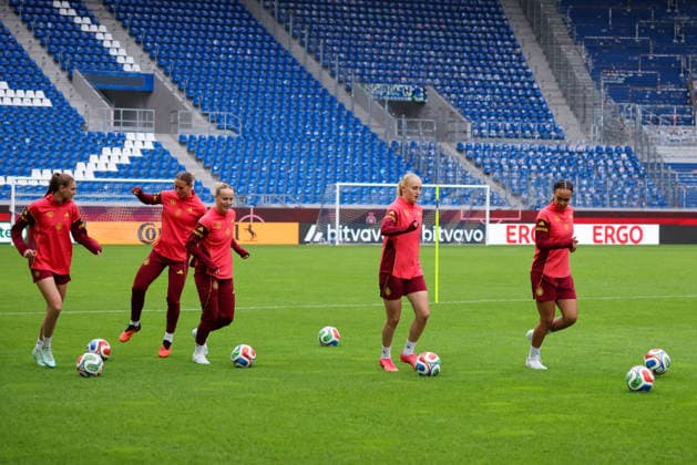 Karlsruhe, Deutschland: 08.10.2026 - Deutsche Fußballnationalmannschaft der Frauen - Abschlusstraining - Testspiel Deutschland vs. Australien Im Bild: v.li. Jule Brand (Deutschland), Klara Bühl Buehl (Deutschland), Franziska Kett (Deutschland), Luzie Zähringer Zaehringer (Deutschland) und Lisa Baum (Deutschland) Copyright: HMBxMedia MadeleinexFantini