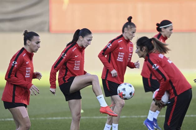 Turkiye Women s National Football Team complete preparations for Slovenia match ISTANBUL, TURKIYE - OCTOBER 08 : Players of the Turkish Women s National Football Team attend a training session ahead of the 2027 FIFA Women s World Cup European Qualifiers play-off first leg match against Slovenia, at Pendik Stadium in Istanbul, Turkiye on October 08, 2026. Fatma Nur Arslan Anadolu Istanbul Turkey. Editorial use only. Please get in touch for any other usage.  Copyright: x2026xAnadoluxFatmaxNurxArslanx