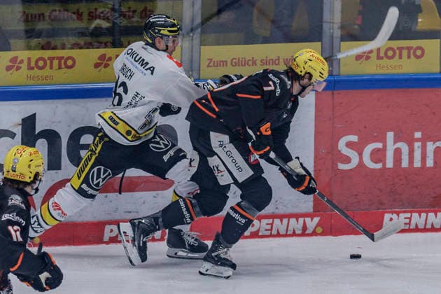PEnny DEL: Löwen Frankfurt - Krefeld Pinguine, 08.10.2026 Ty Glover (Löwen Frankfurt 7) und Daniel Bruch (Krefeld Pinguine 26) im Kampf u mden Puck, Löwen Frankfurt - Krefeld Pinguine, Frankfurt, NIX Eissporthalle, 8.10.2026 Copyright: xBEAUTIFULxSPORTS Gawlikx