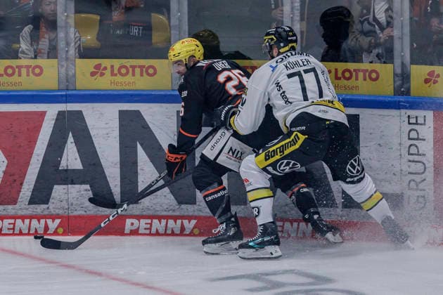 PEnny DEL: Löwen Frankfurt - Krefeld Pinguine, 08.10.2026 Dominik Uher (Löwen Frankfurt 26) und Mick Köhler (Krefeld Pinguine 77) im Kampf um den Puck an der Bande, Löwen Frankfurt - Krefeld Pinguine, Frankfurt, NIX Eissporthalle, 8.10.2026 Copyright: xBEAUTIFULxSPORTS Gawlikx