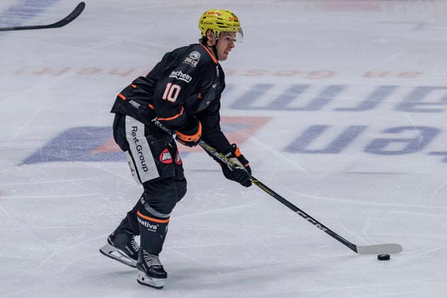 PEnny DEL: Löwen Frankfurt - Krefeld Pinguine, 08.10.2026 Brandon Biro (Löwen Frankfurt 10) am Puck, Freisteller, Portrait Porträt, Löwen Frankfurt - Krefeld Pinguine, Frankfurt, NIX Eissporthalle, 8.10.2026 Copyright: xBEAUTIFULxSPORTS Gawlikx