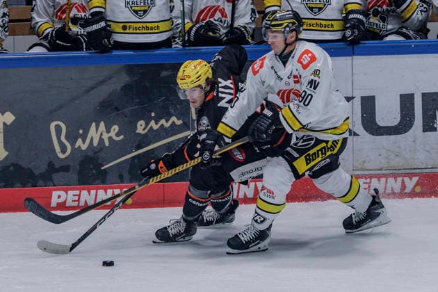 PEnny DEL: Löwen Frankfurt - Krefeld Pinguine, 08.10.2026 Ty Glover (Löwen Frankfurt 7) und Adam Payerl (Krefeld Pinguine 90) im Kampf um den Ball, Löwen Frankfurt - Krefeld Pinguine, Frankfurt, NIX Eissporthalle, 8.10.2026 Copyright: xBEAUTIFULxSPORTS Gawlikx