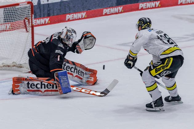PEnny DEL: Löwen Frankfurt - Krefeld Pinguine, 08.10.2026 Nico Pertuch (Löwen Frankfurt 1) wehrt einen Schuss von Daniel Bruch (Krefeld Pinguine 26) ab, Löwen Frankfurt - Krefeld Pinguine, Frankfurt, NIX Eissporthalle, 8.10.2026 Copyright: xBEAUTIFULxSPORTS Gawlikx