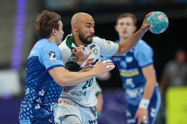 Cyrill Akakpo (HSG Wetzlar, 20) im Duell mit Max Haefner (TVB Stuttgart, 3) GER, TVB Stuttgart vs. HSG Wetzlar, Handball, Opel Handball-Bundesliga, 8. Spieltag, Spielzeit 2026 2027, 08.10.2026 GER, TVB Stuttgart vs. HSG Wetzlar, Handball, Opel Handball-Bundesliga, 8. Spieltag, Spielzeit 2026 2027, 08.10.2026 Stuttgart Copyright: xEibner-Pressefoto SoerenxHerwegx EP_SHG