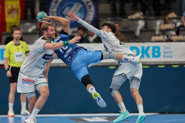 Mohamed Darmoul (TVB Stuttgart, 70) wird von Petter Oeverby (HSG Wetzlar, 11) und Marti Soler (HSG Wetzlar, 23) am Wurf gehindert GER, TVB Stuttgart vs. HSG Wetzlar, Handball, Opel Handball-Bundesliga, 8. Spieltag, Spielzeit 2026 2027, 08.10.2026 GER, TVB Stuttgart vs. HSG Wetzlar, Handball, Opel Handball-Bundesliga, 8. Spieltag, Spielzeit 2026 2027, 08.10.2026 Stuttgart Copyright: xEibner-Pressefoto SoerenxHerwegx EP_SHG