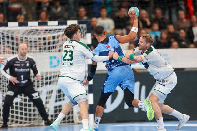 Philipp Ahouansou (TVB Stuttgart, 5) wird beim Wurf gefoult GER, TVB Stuttgart vs. HSG Wetzlar, Handball, Opel Handball-Bundesliga, 8. Spieltag, Spielzeit 2026 2027, 08.10.2026 GER, TVB Stuttgart vs. HSG Wetzlar, Handball, Opel Handball-Bundesliga, 8. Spieltag, Spielzeit 2026 2027, 08.10.2026 Stuttgart Copyright: xEibner-Pressefoto SoerenxHerwegx EP_SHG