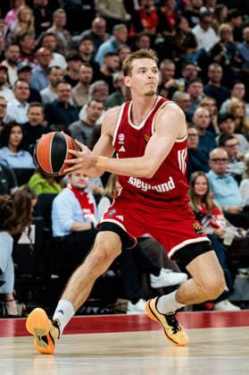 MUNICH, GERMANY - OCTOBER 08: Justus Hollatz (FC Bayern Muenchen, 21) controls the ball during the Turkish Airlines EuroLeague match between FC Bayern Muenchen vs. Virtus Bologna at SAP Garden on round 4 of Turkish Airlines EuroLeague on October 08, 2026 in Munich, Germany. Bavaria Germany Copyright: xSteffiexWunderlx