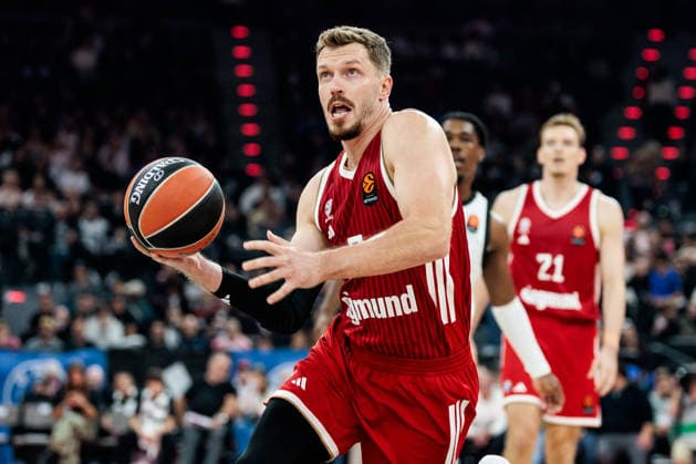 MUNICH, GERMANY - OCTOBER 08: Andreas Andi Obst (FC Bayern Muenchen, 13) controls the ball during the Turkish Airlines EuroLeague match between FC Bayern Muenchen vs. Virtus Bologna at SAP Garden on round 4 of Turkish Airlines EuroLeague on October 08, 2026 in Munich, Germany. Bavaria Germany Copyright: xSteffiexWunderlx