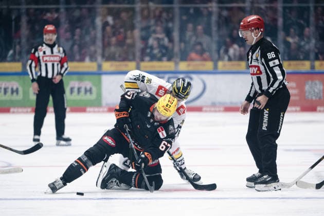 Matthew Wedman (Loewen Frankfurt, 67), Phil Varone (Krefeld Pinguine, 76) GER, Loewen Frankfurt vs. Krefeld Pinguine, Eishockey, PENNY DEL, 7. Spieltag, Spielzeit 2026 2027, 08.10.2026 GER, Loewen Frankfurt vs. Krefeld Pinguine, Eishockey, PENNY DEL, 7. Spieltag, Spielzeit 2026 2027, 08.10.2026 Frankfurt am Main Copyright: xEibner-Pressefoto AttilaxZigax EP_AZA