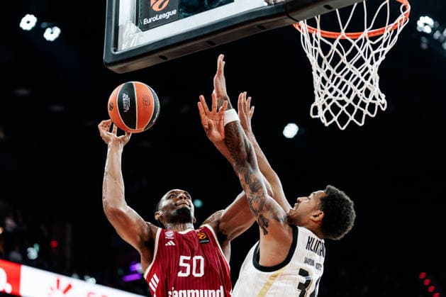 MUNICH, GERMANY - OCTOBER 08: Austin Wiley (FC Bayern Muenchen, 50) shooting the ball against Bo Klintman (Virtus Bologna, 34) during the Turkish Airlines EuroLeague match between FC Bayern Muenchen vs. Virtus Bologna at SAP Garden on round 4 of Turkish Airlines EuroLeague on October 08, 2026 in Munich, Germany. Bavaria Germany Copyright: xSteffiexWunderlx