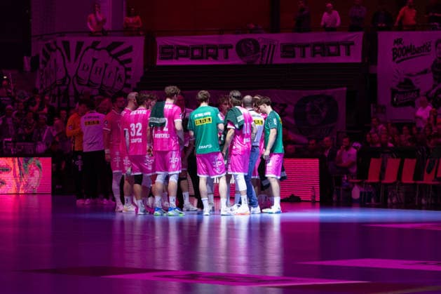 Handball, HBL2: SC DHfK Leipzig - TuS N-Lübbecke; 08.10.2026 Das Team des SC DHfK Leipzig in pink-farbenen Sondertrikots während einer Auszeit im Kreis. Handball, 2. Bundesliga, Saison 2026 2027, 7. Spieltag: SC DHfK Leipzig vs. TuS N-Lübbecke am 08.10.2026 in der Quarterback Immobilien Arena Leipzig. Copyright: xBEAUTIFULxSPORTS JanxKaeferx