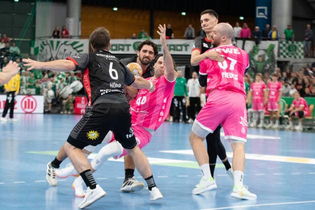 Handball, HBL2: SC DHfK Leipzig - TuS N-Lübbecke; 08.10.2026 Dean Bombac (44, SC DHfK Leipzig) wird zu Boden gerungen. Handball, 2. Bundesliga, Saison 2026 2027, 7. Spieltag: SC DHfK Leipzig vs. TuS N-Lübbecke am 08.10.2026 in der Quarterback Immobilien Arena Leipzig. Copyright: xBEAUTIFULxSPORTS JanxKaeferx