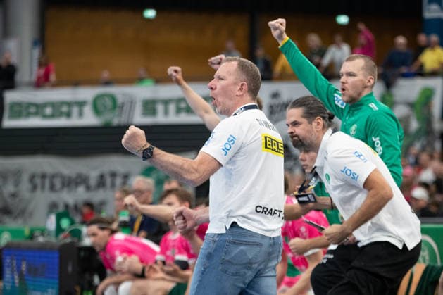 Handball, HBL2: SC DHfK Leipzig - TuS N-Lübbecke; 08.10.2026 Jubel und Siegerfaust bei Cheftrainer Frank Carstens (SC DHfK Leipzig). Emotionen. Handball, 2. Bundesliga, Saison 2026 2027, 7. Spieltag: SC DHfK Leipzig vs. TuS N-Lübbecke am 08.10.2026 in der Quarterback Immobilien Arena Leipzig. Copyright: xBEAUTIFULxSPORTS JanxKaeferx