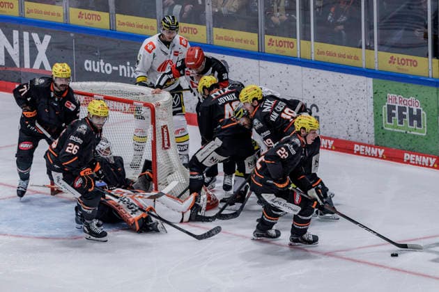 PEnny DEL: Löwen Frankfurt - Krefeld Pinguine, 08.10.2026 Nico Pertuch (Löwen Frankfurt 1) und Dominik Uher (Löwen Frankfurt 26) und Michael Joyaux (Löwen Frankfurt 49) und Timo Kose (Löwen Frankfurt 22) am Puck, Löwen Frankfurt - Krefeld Pinguine, Frankfurt, NIX Eissporthalle, 8.10.2026 Copyright: xBEAUTIFULxSPORTS Gawlikx