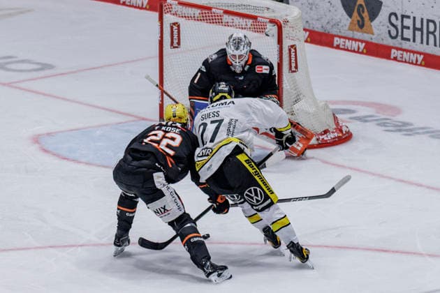 PEnny DEL: Löwen Frankfurt - Krefeld Pinguine, 08.10.2026 Timo Kose (Löwen Frankfurt 22) und C.J. Suess (Krefeld Pinguine 27) vor Nico Pertuch (Löwen Frankfurt 1) im Kampf u mden Puck, Löwen Frankfurt - Krefeld Pinguine, Frankfurt, NIX Eissporthalle, 8.10.2026 Copyright: xBEAUTIFULxSPORTS Gawlikx