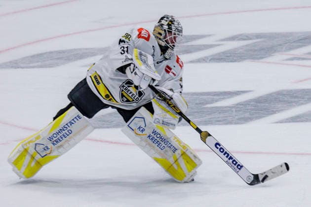 PEnny DEL: Löwen Frankfurt - Krefeld Pinguine, 08.10.2026 Felix Bick (Krefeld Pinguine 31) klrt den Puck, Löwen Frankfurt - Krefeld Pinguine, Frankfurt, NIX Eissporthalle, 8.10.2026 Copyright: xBEAUTIFULxSPORTS Gawlikx
