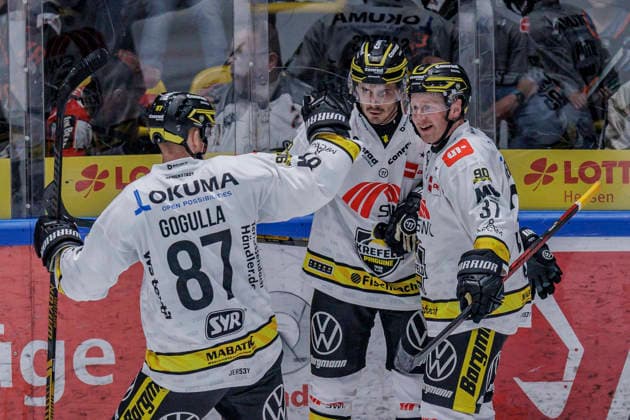 PEnny DEL: Löwen Frankfurt - Krefeld Pinguine, 08.10.2026 Mathew Santos (Krefeld Pinguine 95) erzielte das Tor den Treffer zum 1:2 und feiert mit Max Newton (Krefeld Pinguine 37) und Philip Gogulla (Krefeld Pinguine 87), Löwen Frankfurt - Krefeld Pinguine, Frankfurt, NIX Eissporthalle, 8.10.2026 Copyright: xBEAUTIFULxSPORTS Gawlikx
