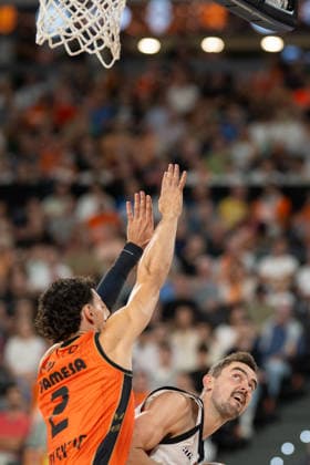 EuroLeague Round 4 match between Valencia Basket and Hapoel IBI Tel Aviv Josep Puerto of Valencia Basket (L) and Tomas Satoransky of Hapoel IBI Tel Aviv (R) in action during the EuroLeague Round 4 match between Valencia Basket and Hapoel IBI Tel Aviv at Roig Arena, (Valencia ) on October 08, 2026. Copyright: xVicentexVidalxFernandezx