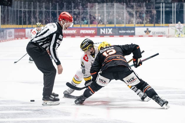 Noah Dunham (Loewen Frankfurt, 12) GER, Loewen Frankfurt vs. Krefeld Pinguine, Eishockey, PENNY DEL, 7. Spieltag, Spielzeit 2026 2027, 08.10.2026 GER, Loewen Frankfurt vs. Krefeld Pinguine, Eishockey, PENNY DEL, 7. Spieltag, Spielzeit 2026 2027, 08.10.2026 Frankfurt am Main Copyright: xEibner-Pressefoto AttilaxZigax EP_AZA