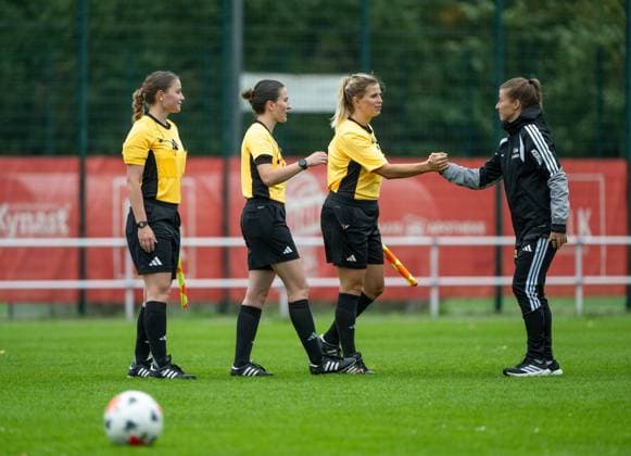 Fußball, Frauen, Testspiel, Saison 2026 2027, 1. FC Union Berlin - 1. FFC Turbine Potsdam (4:0), v. l. Assistentin Ruby Harder, Schiedsrichterin Sophie Fabienne Olivie, Assistentin Franziska Koch, Trainerin Marie-Louise Eta (1. Frauen 1. FC Union), 08.10.2026, Copyright: xMatthiasxKochx