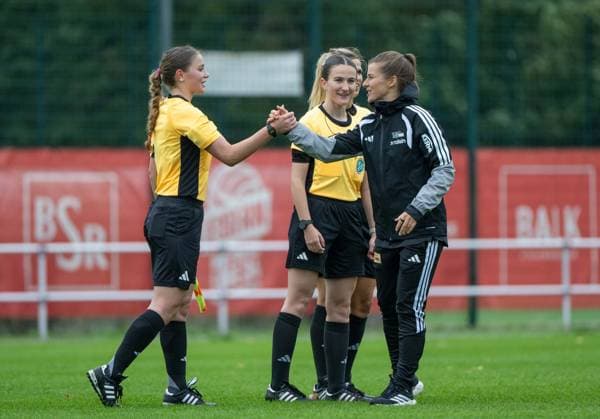 Fußball, Frauen, Testspiel, Saison 2026 2027, 1. FC Union Berlin - 1. FFC Turbine Potsdam (4:0), v. l. Assistentin Ruby Harder, Schiedsrichterin Sophie Fabienne Olivie, Trainerin Marie-Louise Eta (1. Frauen 1. FC Union), 08.10.2026, Copyright: xMatthiasxKochx