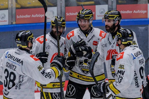 PEnny DEL: Löwen Frankfurt - Krefeld Pinguine, 08.10.2026 Tim Schütz (Krefeld Pinguine 38) und Adam Payerl (Krefeld Pinguine 90) und Stuart Percy (Krefeld Pinguine 93) feiern das Tor de nTreffer zum 1:3, Löwen Frankfurt - Krefeld Pinguine, Frankfurt, NIX Eissporthalle, 8.10.2026 Copyright: xBEAUTIFULxSPORTS Gawlikx