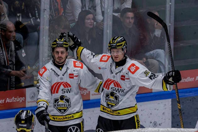 PEnny DEL: Löwen Frankfurt - Krefeld Pinguine, 08.10.2026 Philip Gogulla (Krefeld Pinguine 87) und Mathew Santos (Krefeld Pinguine 95) feiern das Tor zum 1:4 Löwen Frankfurt - Krefeld Pinguine, Frankfurt, NIX Eissporthalle, 8.10.2026 Copyright: xBEAUTIFULxSPORTS Gawlikx